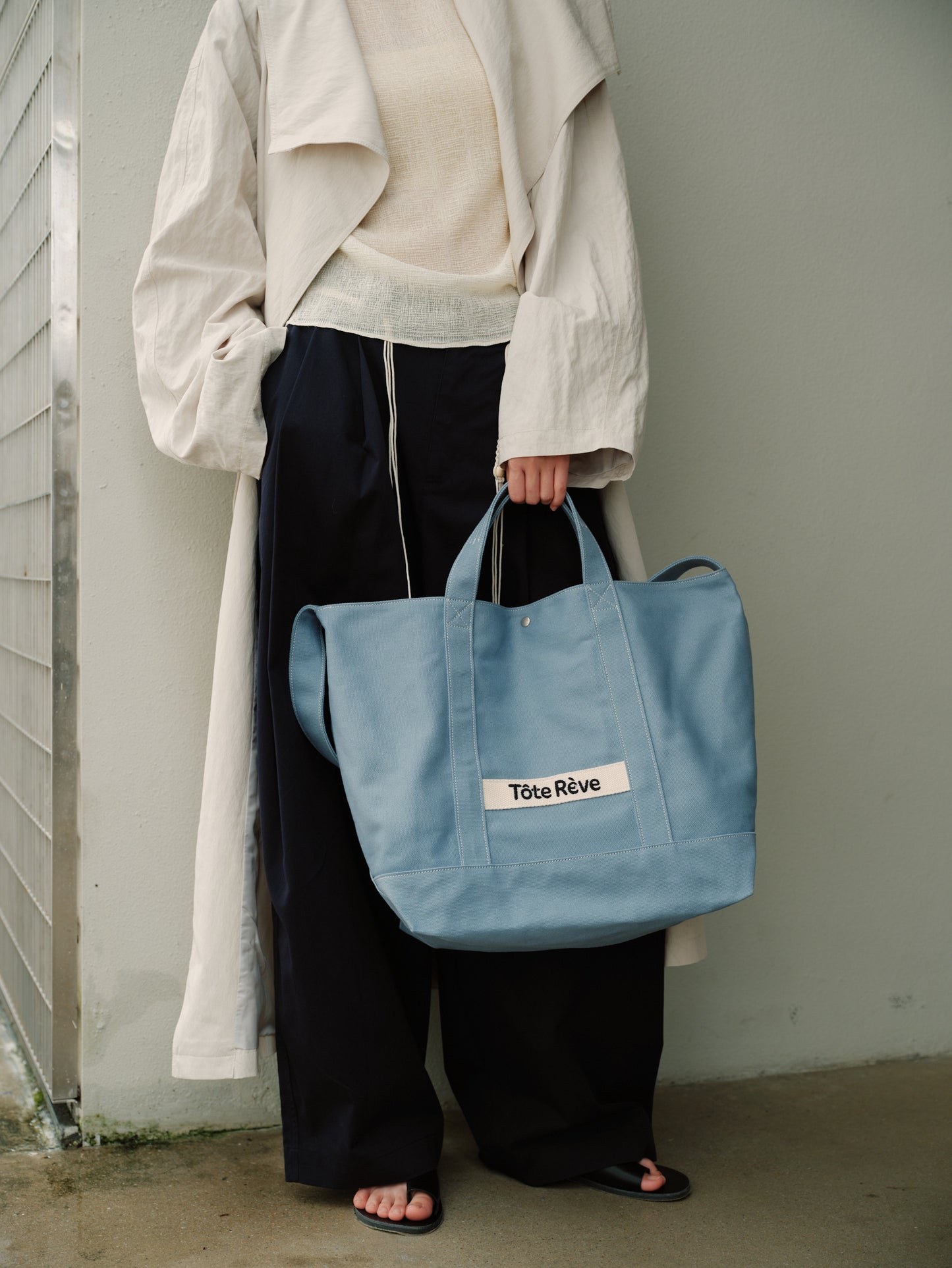 Minimalist Canvas Tote Bag – Spacious, Durable & Timeless